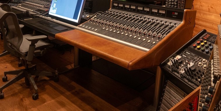 C-saddle-armrest-2