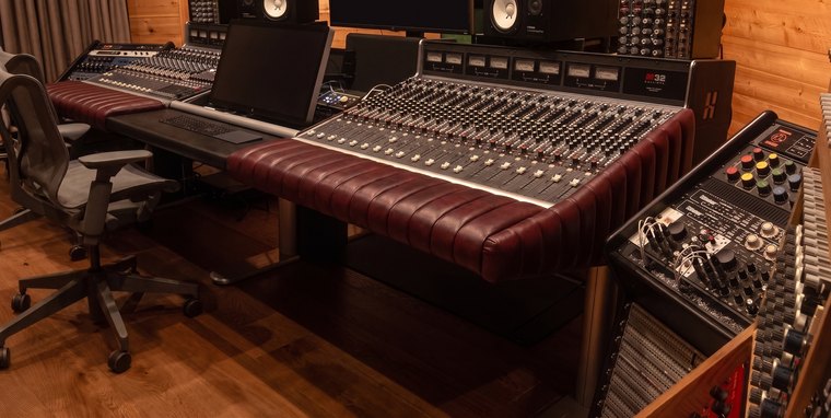 U-oxblood-tufted-2